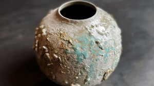 Waar klei de stilte raakt