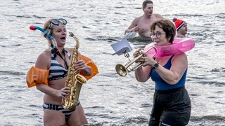 Nieuwjaarsduik Évive aan het Water