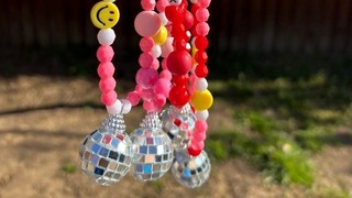 Kinderworkshop: Discobal-ketting knutselen!