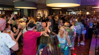 Matinee Cafe de Bond