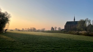 Dauwtrapwandeling in het Maasheggengebied nabij Sint Agatha