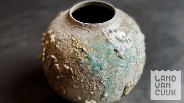 Waar klei de stilte raakt