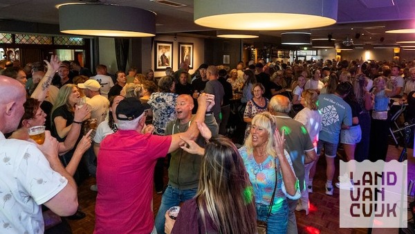 Matinee Cafe de Bond