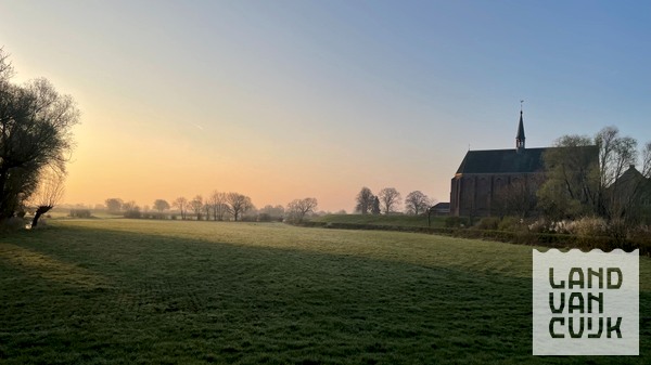 Dauwtrapwandeling in het Maasheggengebied nabij Sint Agatha